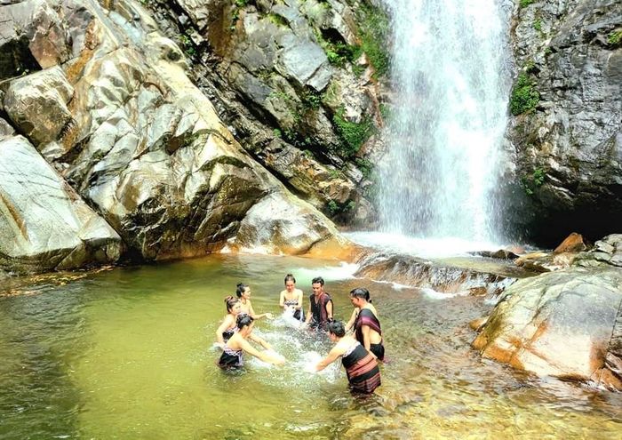 Tái hiện các hoạt động sinh hoạt dưới nước của đồng bào dân tộc huyện A Lưới