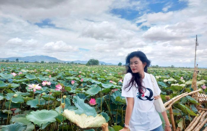 Một bạn trẻ đắm mình trong không gian tươi xanh của đầm sen xã Ia Yeng (huyện Phú Thiện). Ảnh: Lê Hòa