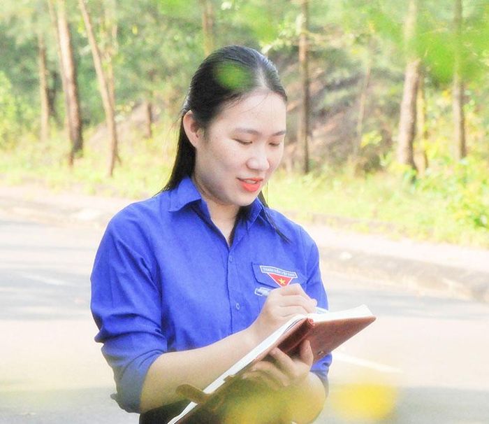 Bí thư Đoàn Phường 4 Trần Thị Phương luôn chủ động xây dựng kế hoạch cho những hoạt động, phong trào đoàn thanh niên - Ảnh: T.L