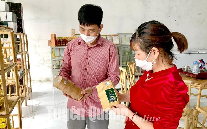 Người dân đến mua sản phẩm chè xanh Ngọc Thúy, tại cửa hàng bán và giới thiệu sản phẩm chè Sử Anh của HTX dịch vụ sản xuất nông nghiệp Sử Anh, phường Mỹ Lâm (TP Tuyên Quang).