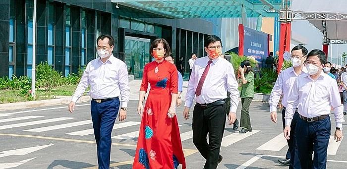 Chủ tịch UBND tỉnh Thái Nguyên Trịnh Việt Hùng thăm Nhà máy sản xuất, gia công, lắp ráp modul camera của Công ty TNHH Sunny Opotech Việt Nam tại Khu công nghiệp Yên Bình.