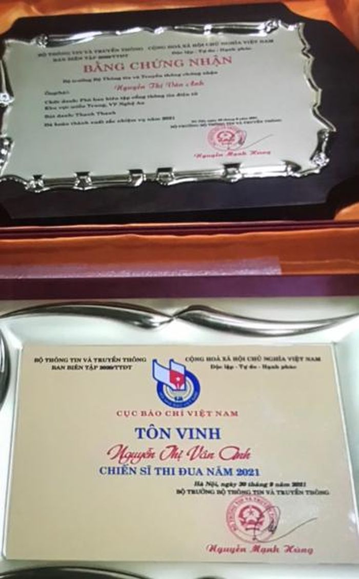 Một số giấy chứng nhận Vân Anh làm giả để tạo lòng tin với các bị hại
