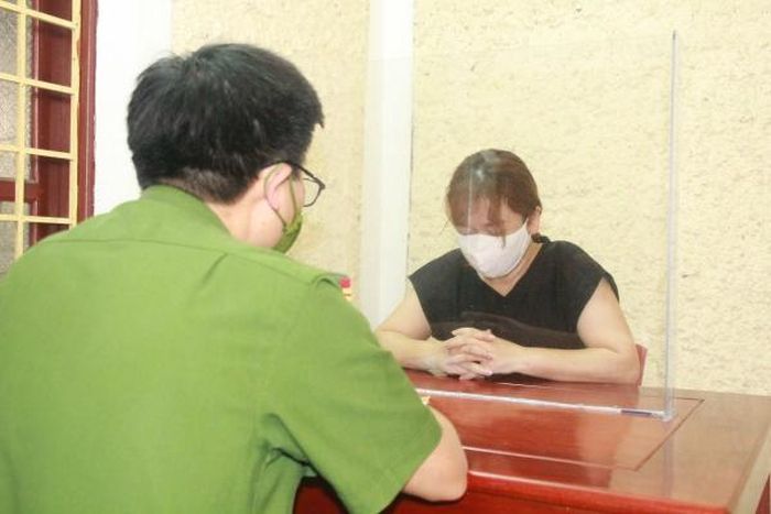 Điều tra viên lấy lời khai của đối tượng Nguyễn Thị Vân Anh