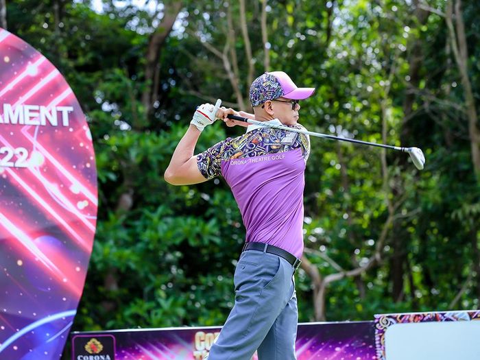 Phan Đinh Tùng quay trở lại sân golf sau 1 thời gian chấn thương, anh được đánh giá có vòng swing đẹp và rất có nội lực