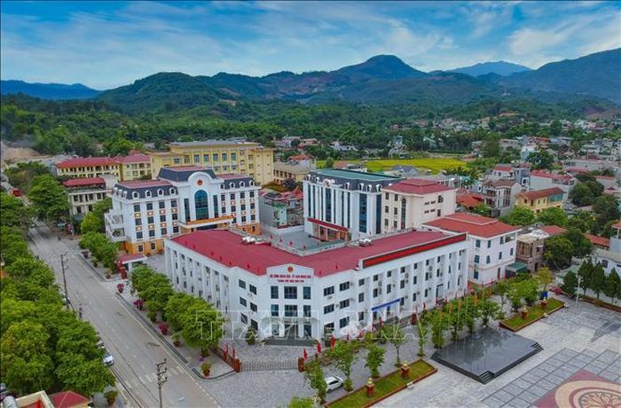 Khu hành chính thành phố được xây dựng khang trang.