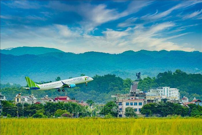 Với lợi thế có đường hàng không giúp Điện Biên thuận lợi trong thông thương, giao lưu với các trung tâm kinh tế lớn của đất nước.