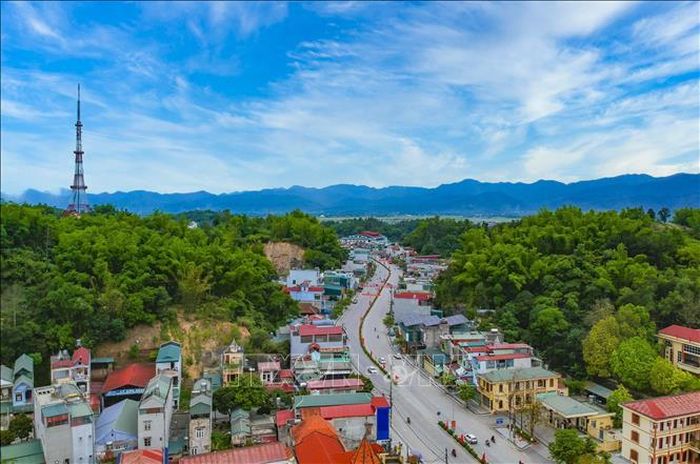 Con đường mang tên Đại tướng Võ Nguyên Giáp xuyên suốt chiều dài của thành phố Điện Biên Phủ.
