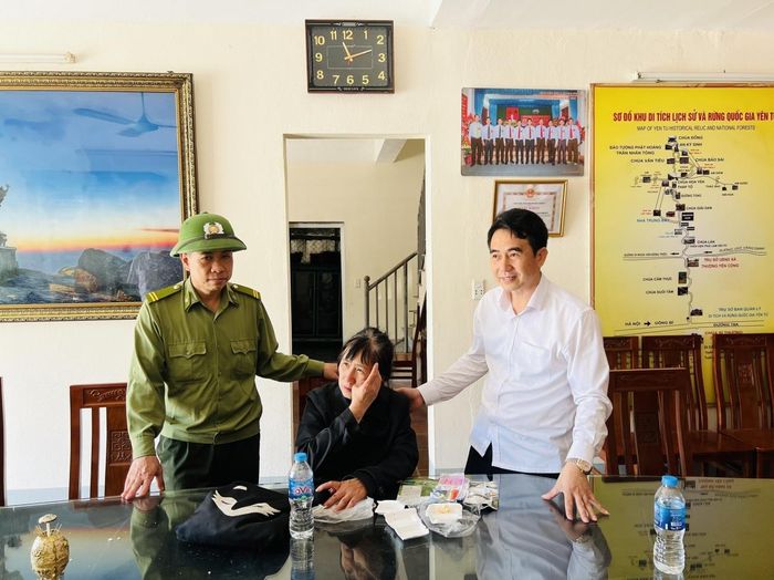 Bà Liên xúc động chia sẻ hành trình 7 ngày dưới vực sâu, ăn lá, củ dương xỉ, chút đồ ăn còn lại để cầm cự qua ngày. Ảnh: TTXVN phát