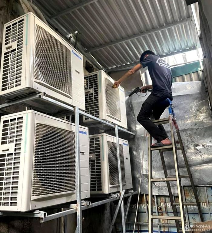 Giá cả các dịch vụ lắp đặt, vệ sinh, bảo dưỡng điều hòa mùa nắng nóng vẫn giữ nguyên, có chăng chỉ tăng nhẹ ở một số dịch vụ. Ảnh: Thanh Phúc