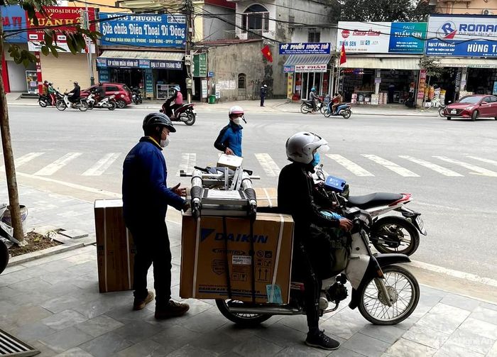 Do đó, các thợ điện lạnh ở các siêu thị điện máy cũng phải chạy sô để lắp đặt cho khách. Ảnh: Thanh Phúc