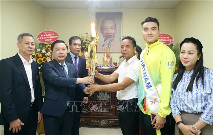 Trao ngọn đuốc lửa cho Ban quản lý Khu liên hợp thể thao quốc gia Mỹ Đình.