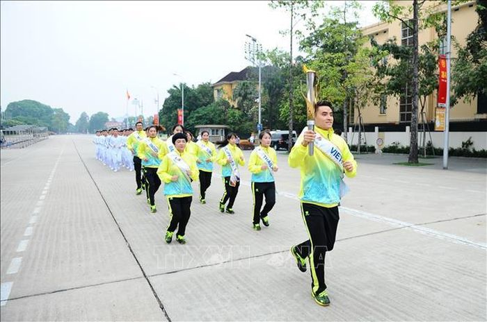 11 vận động viên tiêu biểu, tượng trưng cho 11 quốc gia Đông Nam Á dự SEA Games 31 tham dự Lễ rước đuốc.