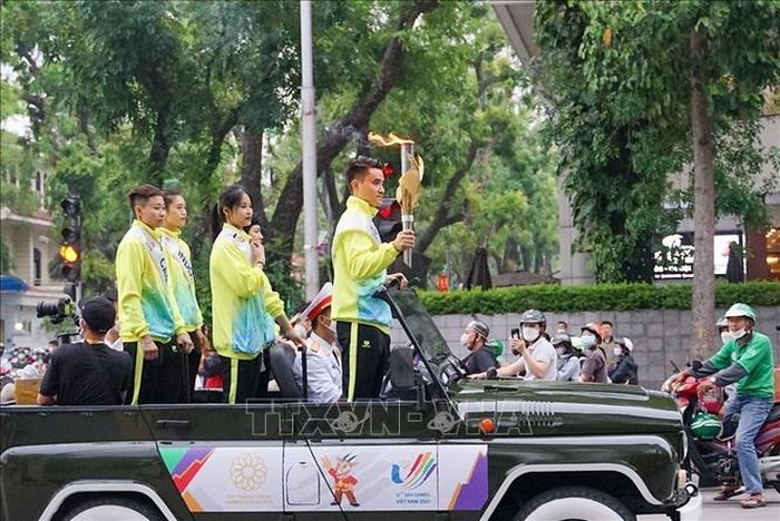 Đoàn rước đuốc đi qua đường Hùng Vương.