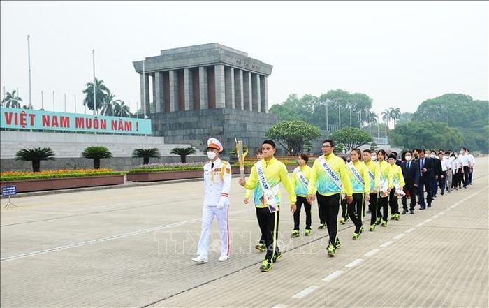 Lãnh đạo Thành phố Hà Nội cùng các vận động viên đến đặt vòng hoa và vào Lăng viếng Chủ tịch Hồ Chí Minh.