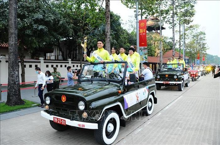 Lễ diễu hành xin lửa với 2 ô tô mui trần chở 11 vận động viên tiêu biểu tượng trưng cho 11 nước tham dự SEA Games 31 đứng trên xe, trong đó có 1 vận động viên cầm đuốc thắp lửa, 31 xe mô tô phân khối lớn (tượng trưng cho SEA Games 31) có gắn cờ các nước, cờ SEA Games 31, cờ Liên đoàn Thể thao Đông Nam Á.