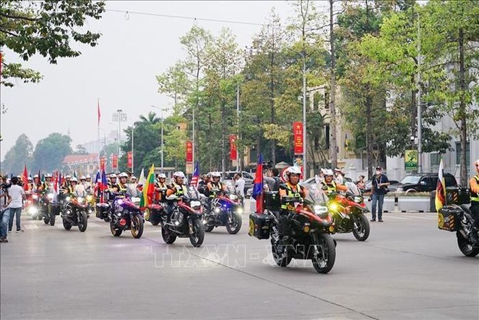 Đoàn rước đuốc đi qua đường Hùng Vương.