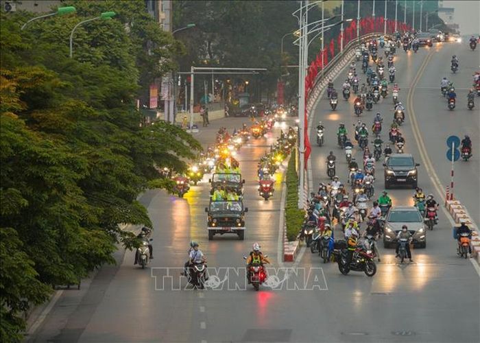 Đoàn rước đuốc qua phố Nguyễn Chí Thanh hướng về Sân vận động Mỹ Đình.