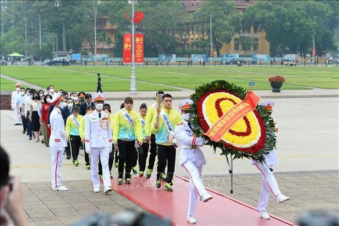 Lãnh đạo Thành phố Hà Nội cùng các vận động viên đến đặt vòng hoa và vào Lăng viếng Chủ tịch Hồ Chí Minh.