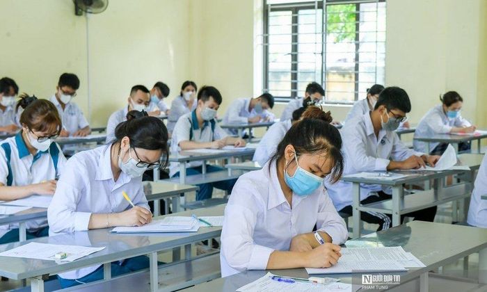 Học phí đại học tăng cao là theo lộ trình.