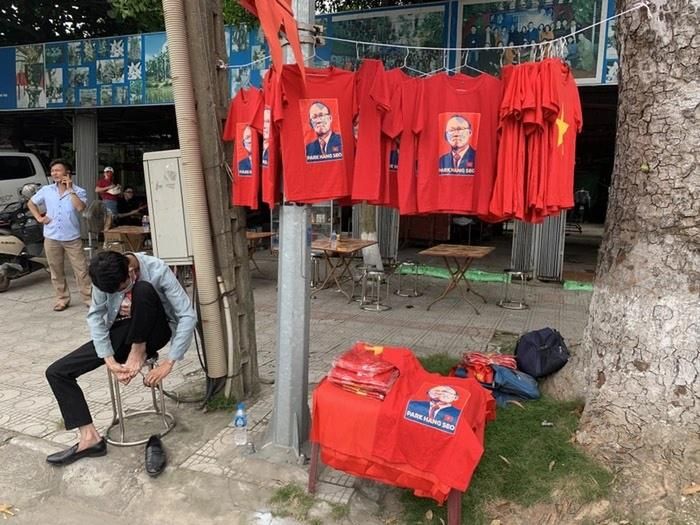 Áo thi đấu được bán nhiều vô kể bên ngoài khu vực thi đấu.