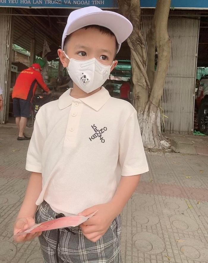 Con trai Văn Quyết được mẹ đưa đến sân từ rất sớm. Được biết, Văn Quyết vắng mặt trong buổi cổ vũ ngày hôm nay vì vướng lịch đi Đà Nẵng.