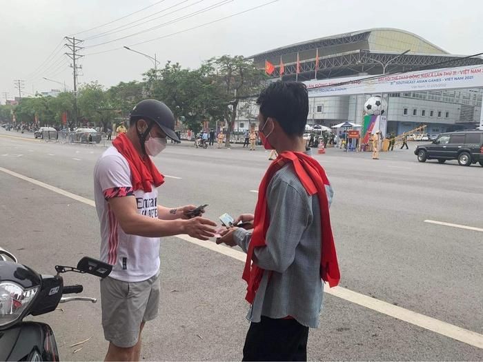 Người hâm mộ háo hức mua vé trước giờ G, ai cũng mong muốn sở hữu cho mình tấm vé để thưởng thức trận đấu tối nay.