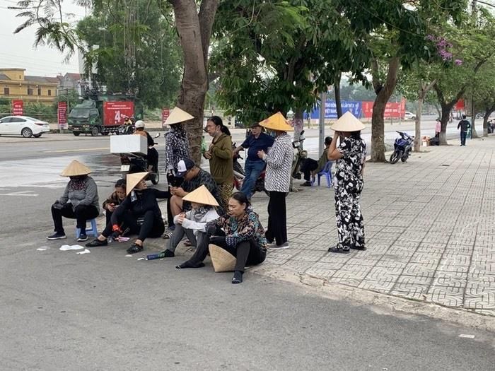 Người dân có mặt từ rất sớm trước cổng sân Phú Thọ.
