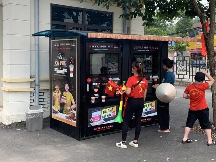 Mọi công tác trước giờ bóng lăn diễn ra sôi động, nhiều hàng quán, băng rôn, khẩu hiệu được trưng bày quanh khu vực thi đấu.