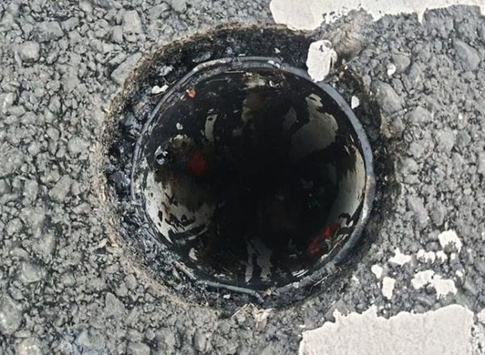 Các nắp cống chắn rác trên cầu Thủ Thiêm 2 cũng bị trộm cạy mất.
