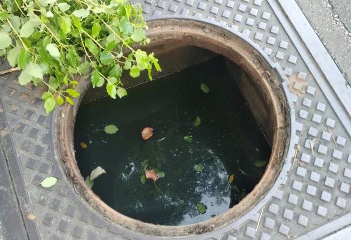 Việc các nắp cống bị cạy mất sẽ là ẩn họa đối với các phương tiện lưu thông trên đường.
