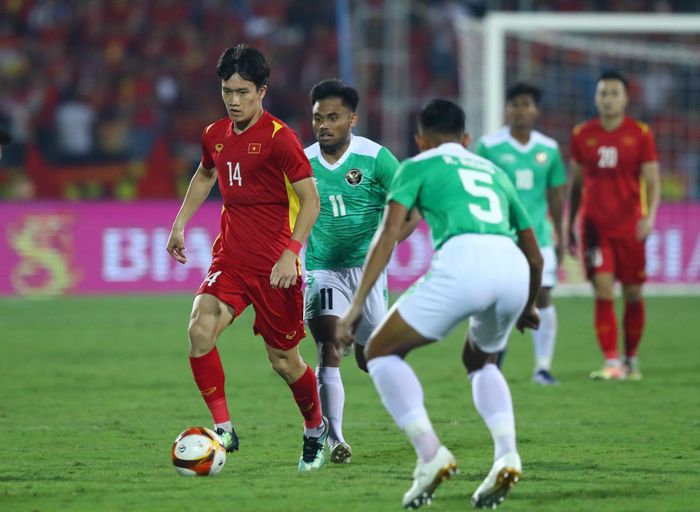  Hoàng Đức vẫn là ngôi sao sáng nơi tuyến giữa của U23 Việt Nam. Lối đá kỹ thuật của tiền vệ số 14 đã gây không ít khó khăn cho các học trò của HLV Shin Tae-yong. 