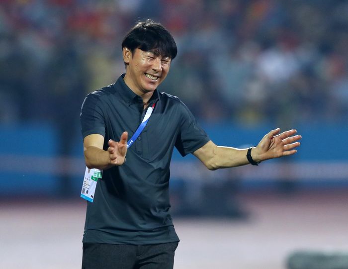  Phía ngoài đường biên, HLV Shin Tae-yong nhanh chóng tiến đến tươi cười cùng Hùng Dũng và mong đội trưởng của U23 Việt Nam bình tĩnh hơn. Ông cho rằng học trò của ông không hề ác ý trong pha bóng đó. 