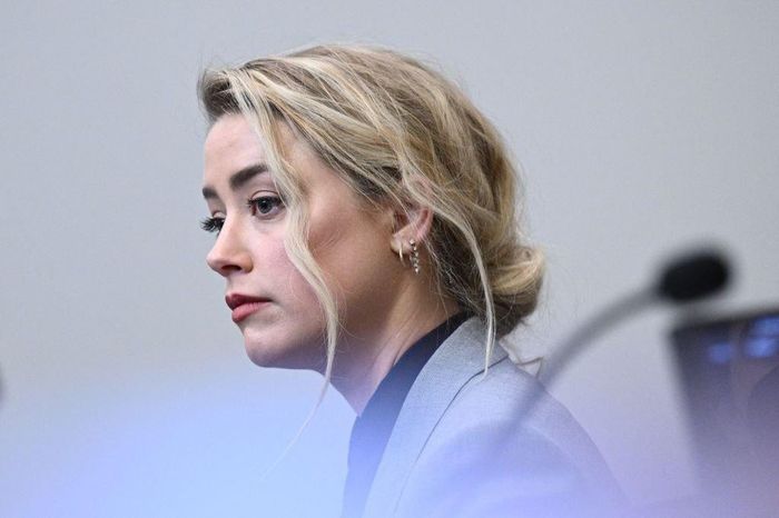 Hình ảnh của Amber Heard và Johnny Depp sau mỗi phiên tòa được công chúng quan tâm. Các chuyên gia cho rằng 2 nghệ sĩ sử dụng trang phục làm công cụ để truyền tải thông điệp. Bên cạnh đó, lối trang điểm của Amber Heard cũng được chú ý. Cô thường xuyên thay đổi hình ảnh, từ kiểu trang điểm quyền lực đến gương mặt tiều tụy. Vào ngày 12/4, diễn viên phim Aquaman để tóc búi gọn. Cô trang điểm theo phong cách thanh lịch, nữ tính.