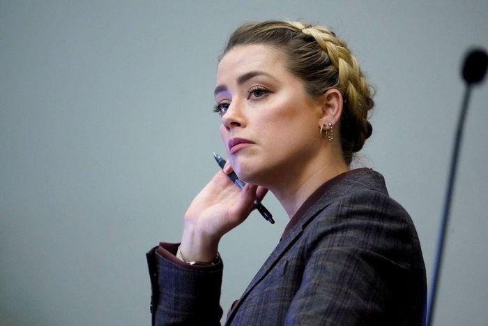  Trong những phiên tòa đầu khi chồng cũ đứng ra làm chứng, Amber Heard duy trì gương mặt được trang điểm theo phong cách mạnh mẽ. Hành động này cho thấy thái độ không sợ hãi trước những cáo buộc của Johnny Depp. 