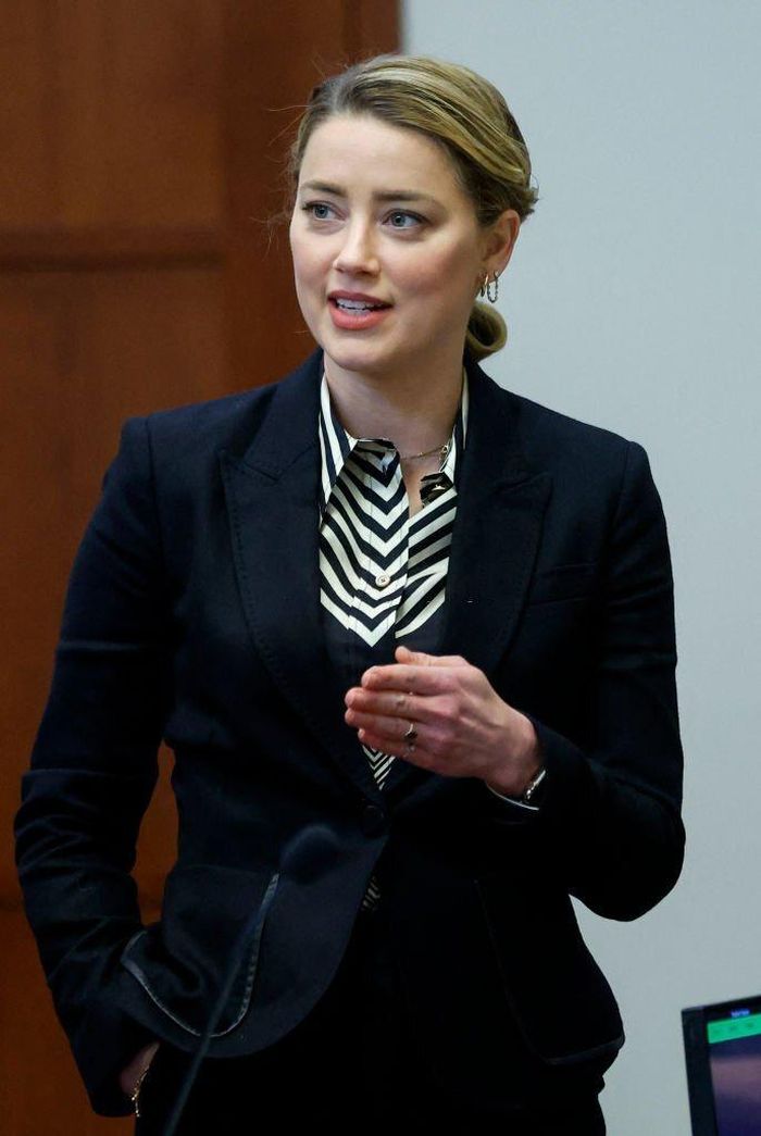  Amber Heard không chỉ tập trung vào cách trang điểm, kiểu tóc của cô cũng thay đổi trong theo từng ngày. Cô chuyển hướng sang những kiểu tóc tạo vẻ ngoài quyền lực. 