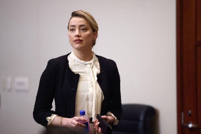  Amber Heard có dấu hiệu mất bình tĩnh khi cho lời khai ở phiên xử ngày 5/5. Cô nhiều lần bật khóc, rơi vào trạng thái cảm xúc bất ổn. Lúc này, gương mặt của Amber Heard có phần tươi sáng hơn khi so với ngày 4/5, Tuy nhiên, biểu cảm cùng ngoại hình của nữ diễn viên cho thấy sự mệt mỏi, yếu ớt. 