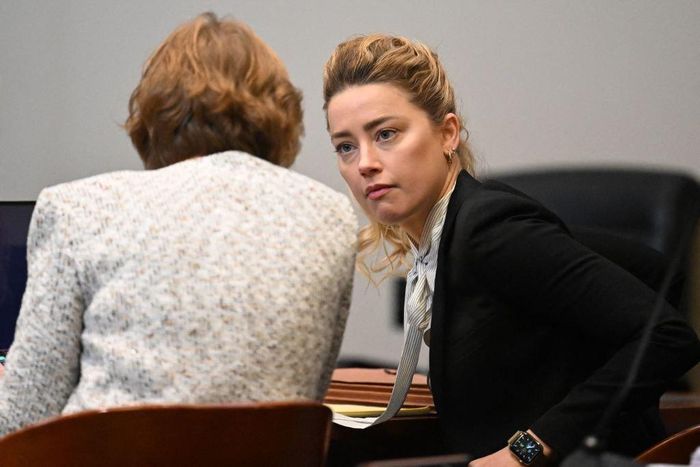  Trong những ngày đầu, Amber Heard chú trọng đến kiểu tóc. Cô thay đổi từ kiểu đầu búi cao đến tóc xoăn sóng điệu đà. Trong phiên tòa diễn ra vào ngày 19/4, nữ diễn viên buộc tóc cao, tạo cảm giác trẻ trung. Gương mặt cô có phần tươi tỉnh hơn nhờ đánh phấn bắt sáng ở gò má. 