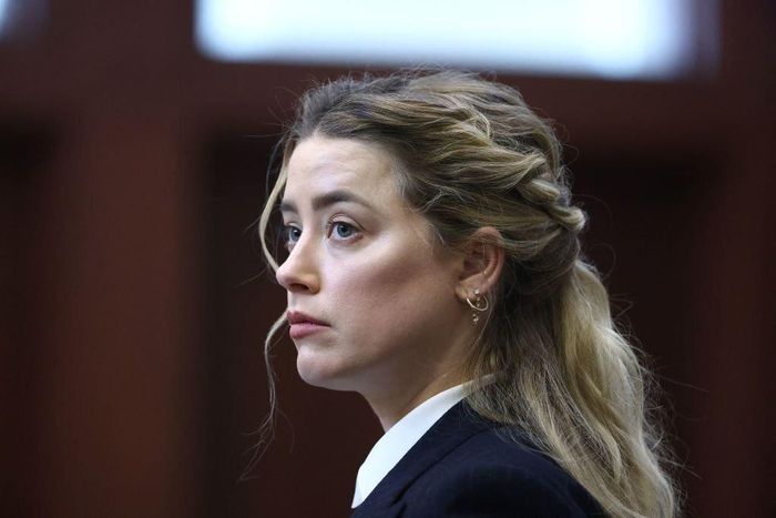  Trong ngày ra tòa vào 21/4, Johnny Depp chia sẻ về vụ cãi vã với Amber Heard năm 2015. Trong thời điểm nam diễn viên kể chi tiết về quá trình bị vợ bạo hành, Amber Heard giữ kiểu tóc, lối trang điểm ở mức giản dị nhưng không mờ nhạt. Kiểu make up giúp gương mặt của nữ diễn viên nhìn điềm tĩnh. 