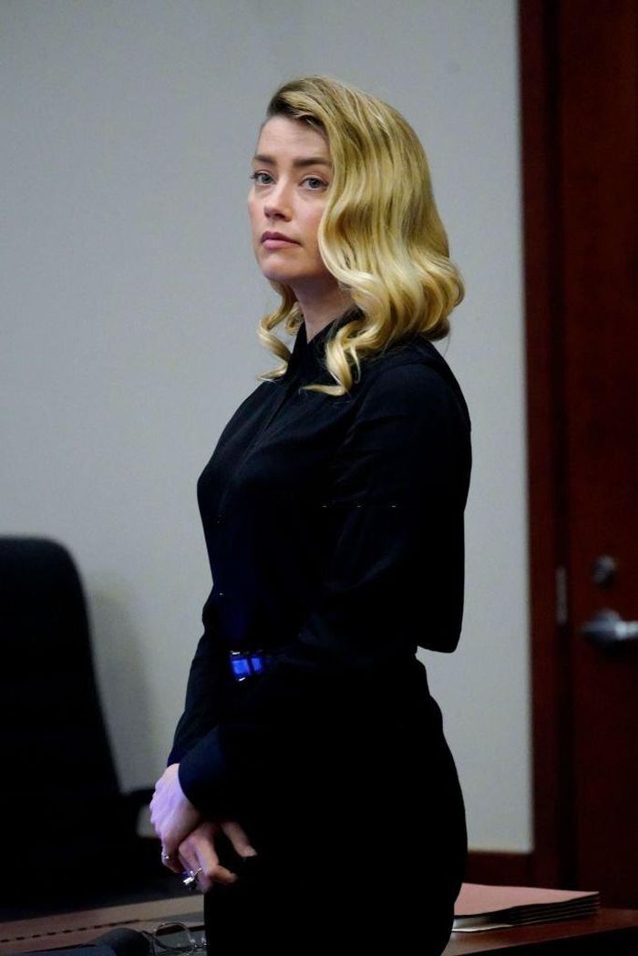  Vào ngày 18/4, gương mặt của Amber Heard có phần mệt mỏi. Cô trang điểm nhẹ nhàng với son môi, kẻ lông mày. Trong thời điểm này, kiểu tóc của Amber Heard vẫn theo phong cách thanh lịch. 
