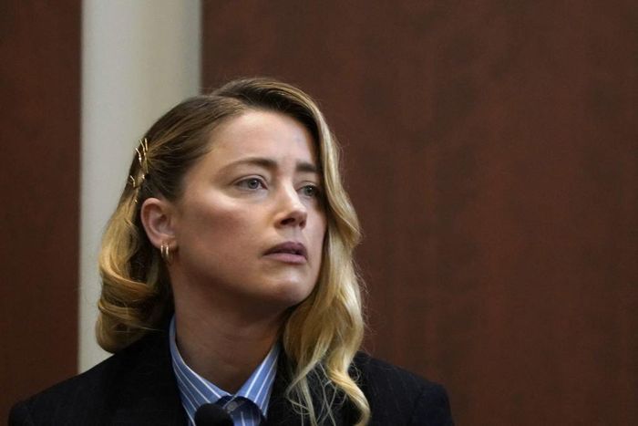  Đến thời điểm Amber Heard đứng trước tòa làm chứng vào ngày 4/5, gương mặt của cô thay đổi hoàn toàn. Từ ngoại hình chuyên nghiệp, nữ tính, cô chuyển sang khuôn mặt tiều tụy, lộ rõ quầng thâm cùng đôi môi nhợt nhạt. Kiểu tóc của Amber Heard không còn chỉn chu khi so với những phiên tòa đầu. 