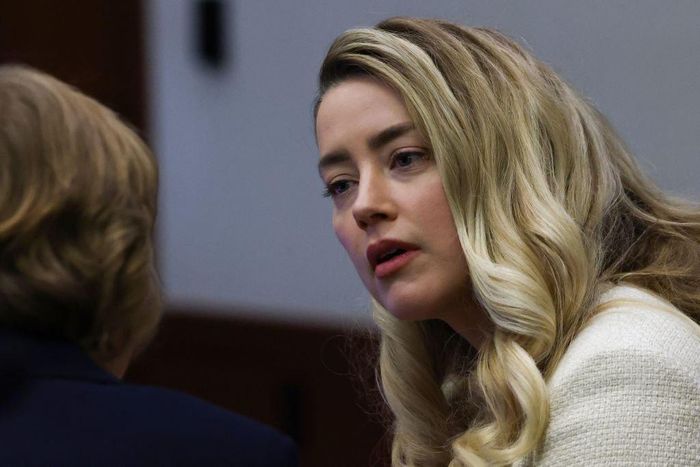  Trên mạng xã hội, một số bình luận cho rằng phiên tòa có ghi hình livestream nên Amber Heard đầu tư nhiều cho ngoại hình. Ngày 20/4, ngoại hình của diễn viên phim Aquaman được đánh giá cao. Cô đầu tư kỹ lưỡng vào kiểu tóc, lối trang điểm tông hồng. 