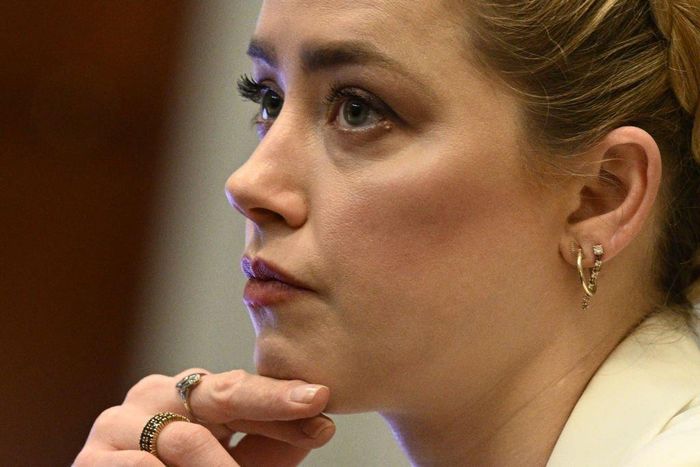  Thời điểm này, Amber Heard tập trung vào kiểu tóc và lối trang điểm để có ngoại hình chuyên nghiệp. Bức ảnh chụp cận mặt vào ngày 26/4 tiết lộ các bước trang điểm của nữ diễn viên. Cô đánh má, phần bắt sáng, kẻ lông mày và chuốt mi. 