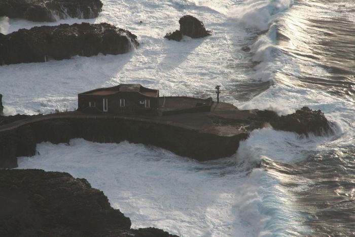  Nằm ở mũi dải đá nham thạch ở El Hierro, với ba mặt là nước, Puntagrande là khách sạn dành cho người lớn ở làng chài Las Puntas và chỉ có 4 phòng ngủ. Ảnh: Anotherkindshotel. 