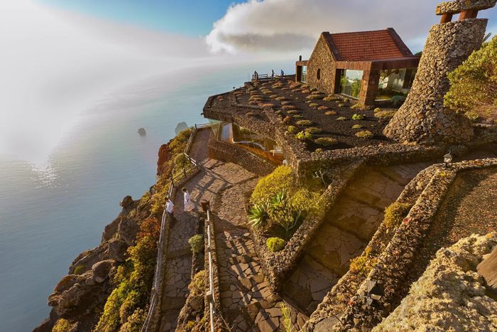  Xa xôi và hoang sơ, El Hierro đem lại cảm giác là nơi tận cùng thế giới. Vì vậy, không có gì ngạc nhiên khi Columbus lên đường đến châu Mỹ, hòn đảo được gán cho danh xưng đó. Ảnh: Telegraph. 