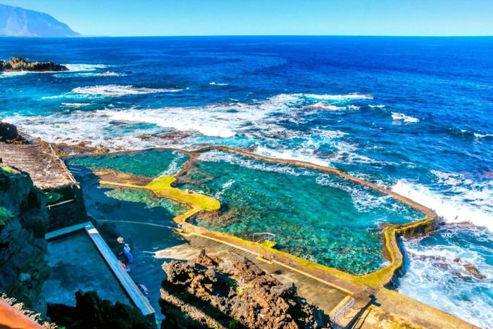 Khu phức hợp bể bơi ngoài trời Cascadas del Mar nằm ngay cạnh khách sạn, và bể bơi tự nhiên Maceta chỉ cách đó hơn 3 km đường gỗ. Ảnh: Hellocanaryislands.