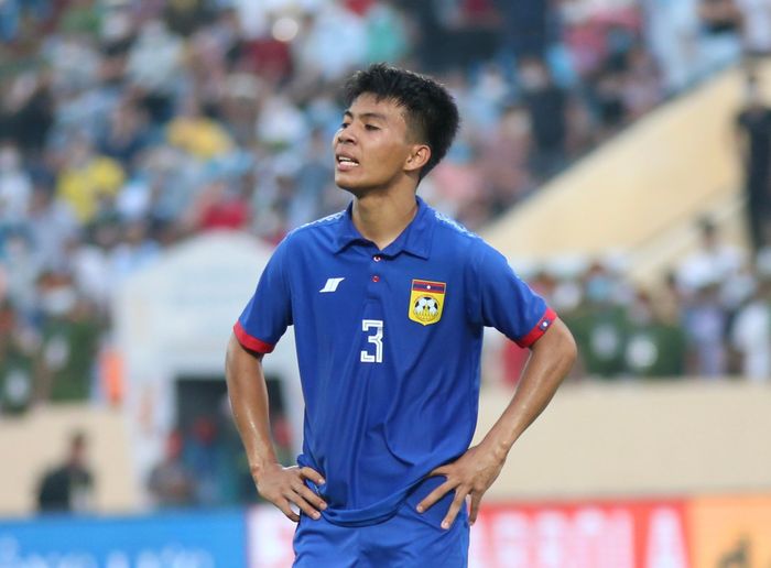Anantaza phải chịu trách nhiệm trong ngày U23 Lào rơi chiến thắng. Chính anh phá bóng lỗi tạo cơ hội để Singapore ghi bàn rút ngắn tỷ số còn 1-2 ở phút 88.