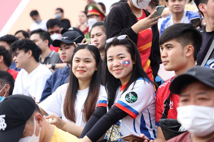 Những nụ cười tươi tắn của CĐV Lào trước trận đấu. Ảnh: Hiệp Hoàng
