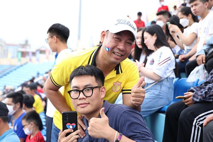 CĐV Nam Định thể hiện tình cảm với Lào. Ảnh: Hiệp Hoàng