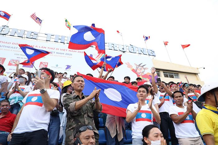 Nhóm CĐV Lào trên sân Thiên Trường. Ảnh: Hiệp Hoàng
