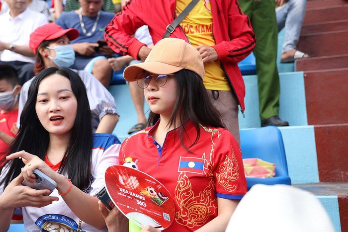 Hai nữ cổ động viên Lào - Ảnh: Hiệp Hoàng
